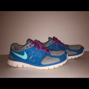NIKE tennis shoes women’s size 9